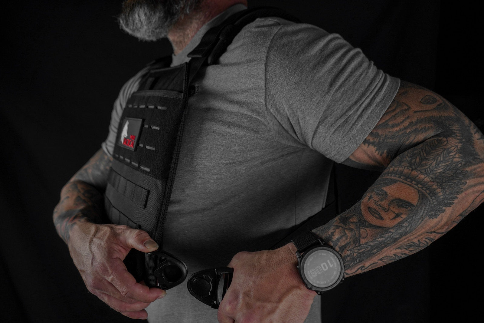 Side buckle of the Wolf Quick-Release weighted vest