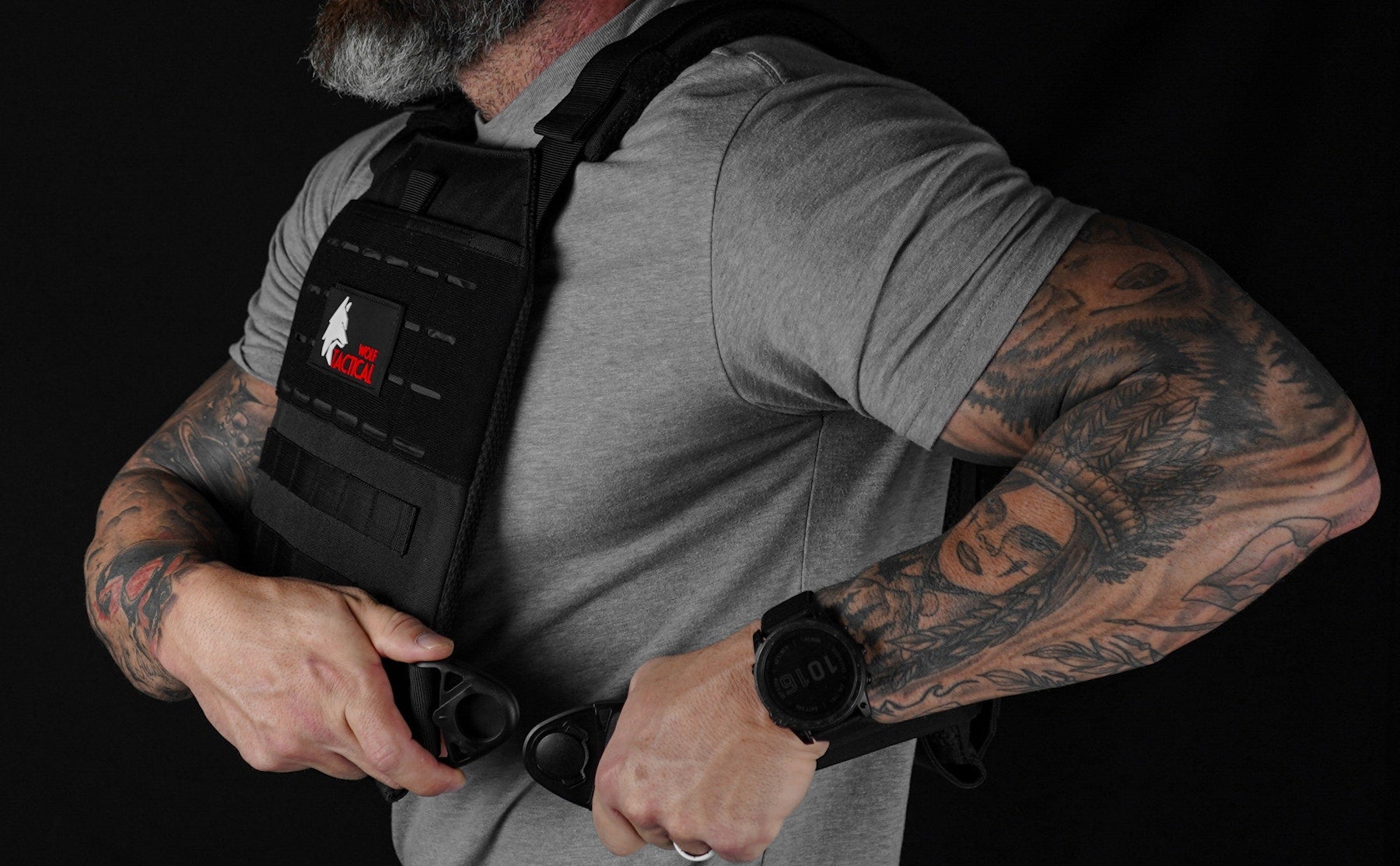 Wolf plate carrier being cinched at the waist